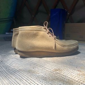 Clarks Wallabees Size 10 - Tan